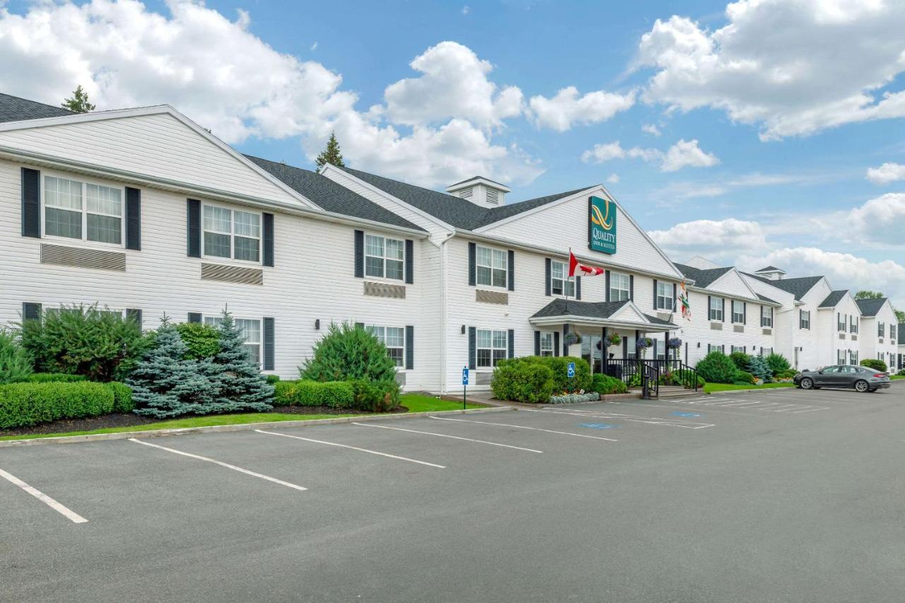 Quality Inn & Suites Cornwall Exteriér fotografie
