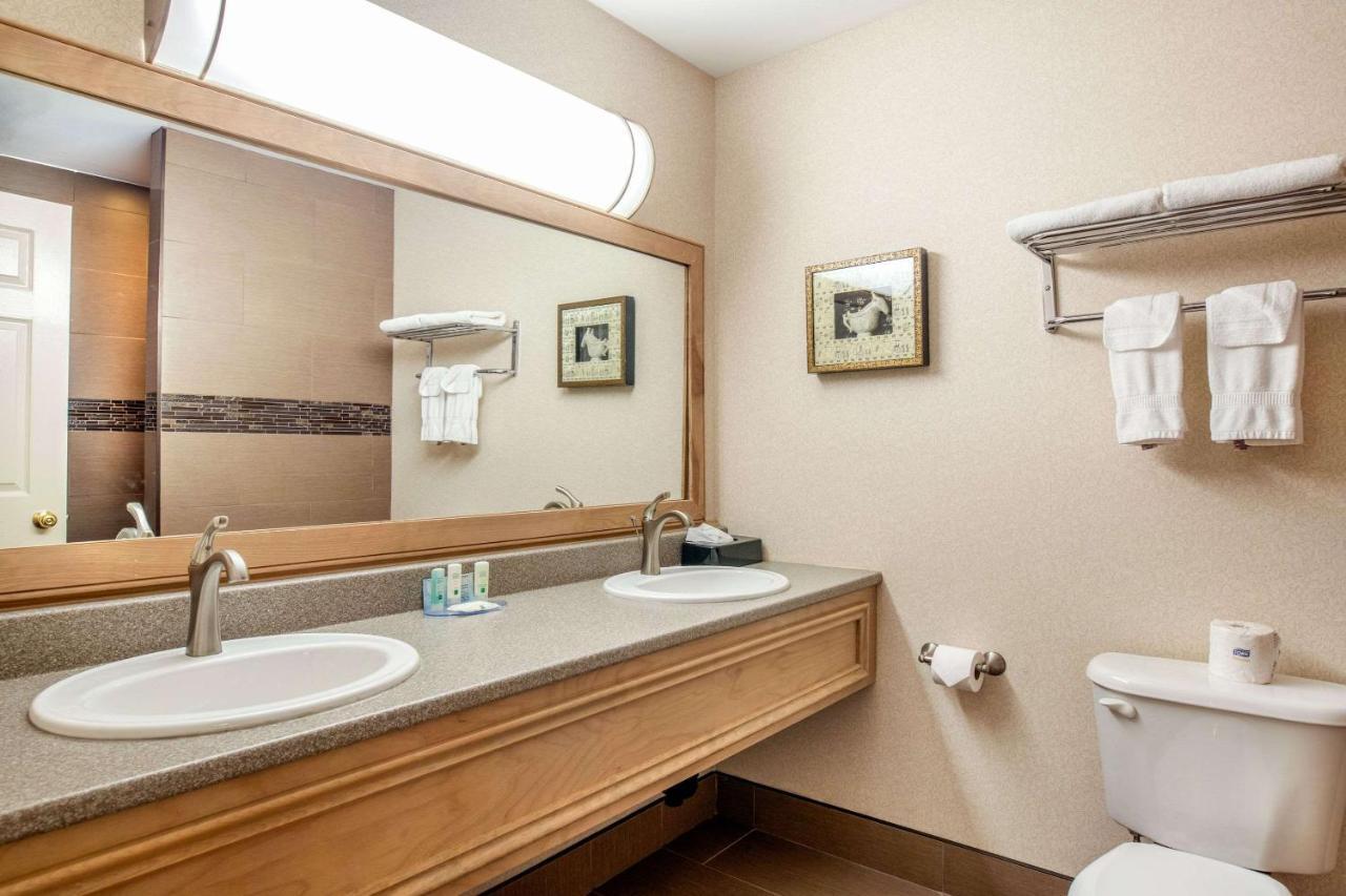 Quality Inn & Suites Cornwall Exteriér fotografie