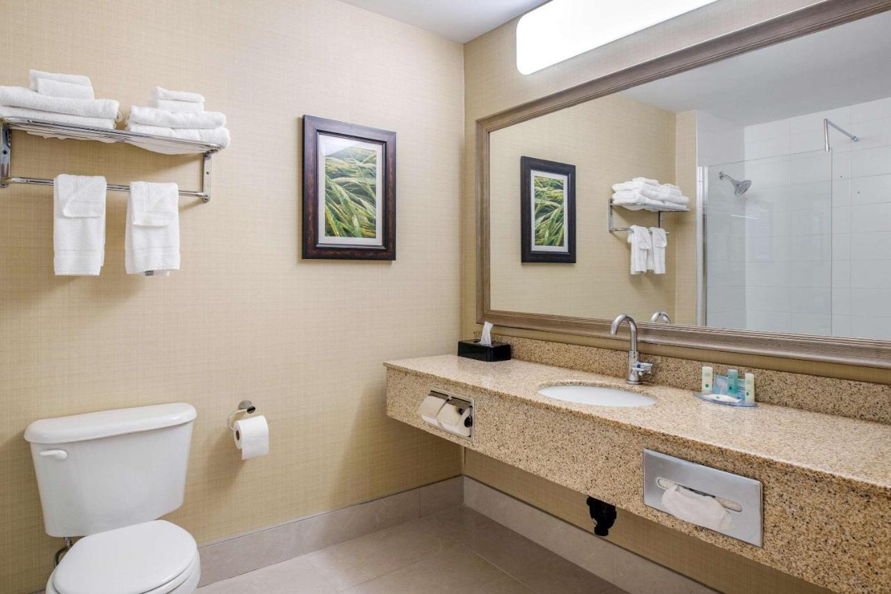 Quality Inn & Suites Cornwall Exteriér fotografie